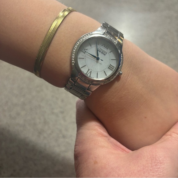 CITIZEN ECODRIVE SILVER TONE BRACET WATCH W/ TINY DIAMOND CHIP ACCENTS. - Picture 16 of 16